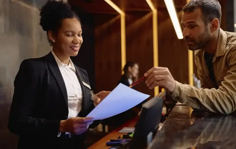 Auditoria noturna em hotel