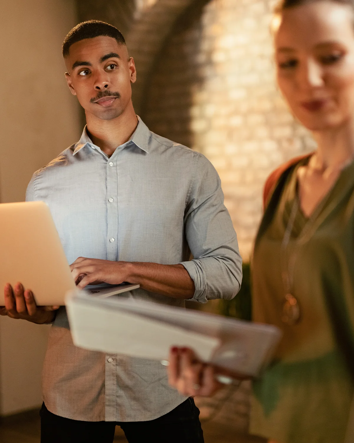 Equipe de marketing de um hotel revisando peças e aprovações