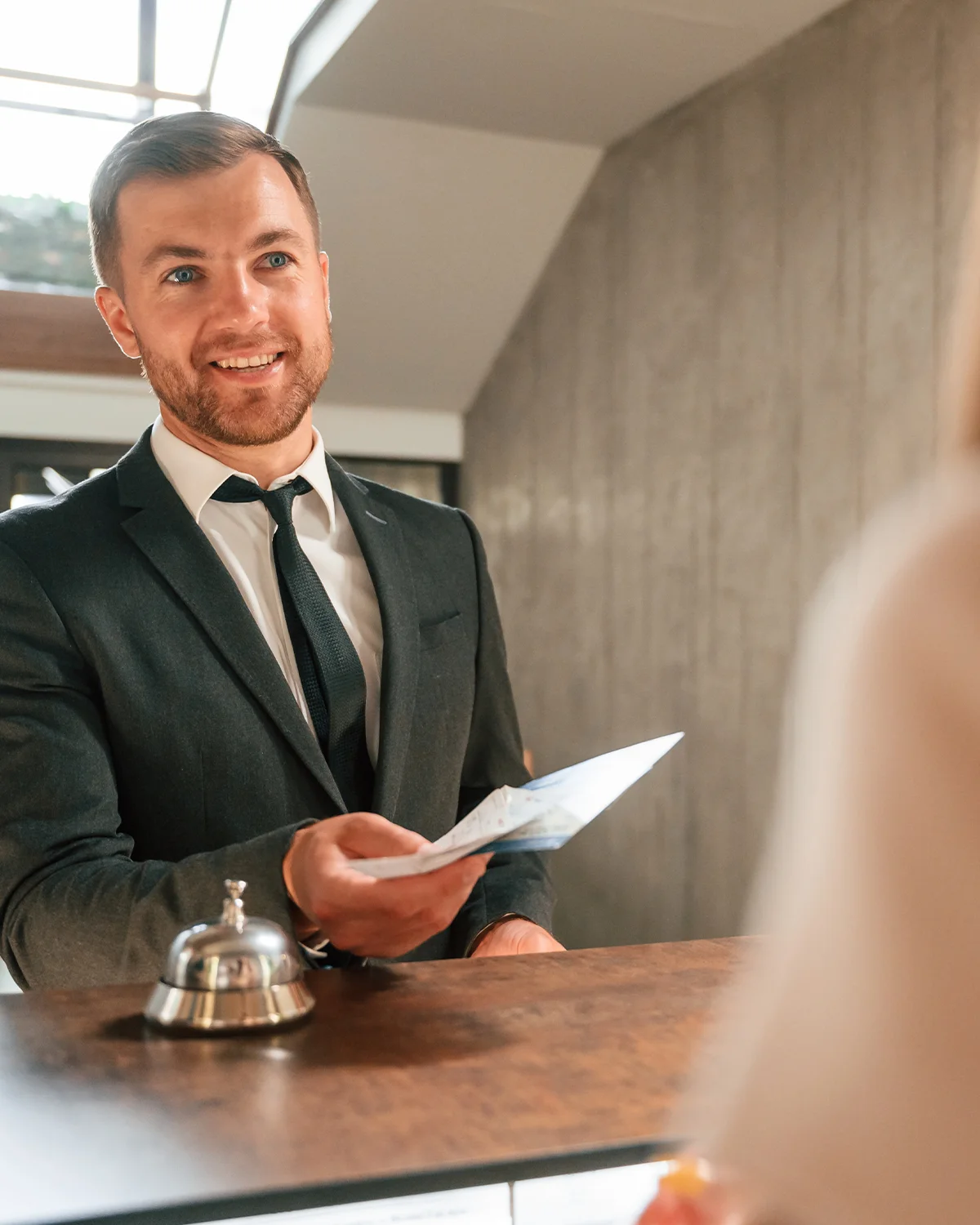 Equipe de recepção e governança de um hotel alinhando o turno