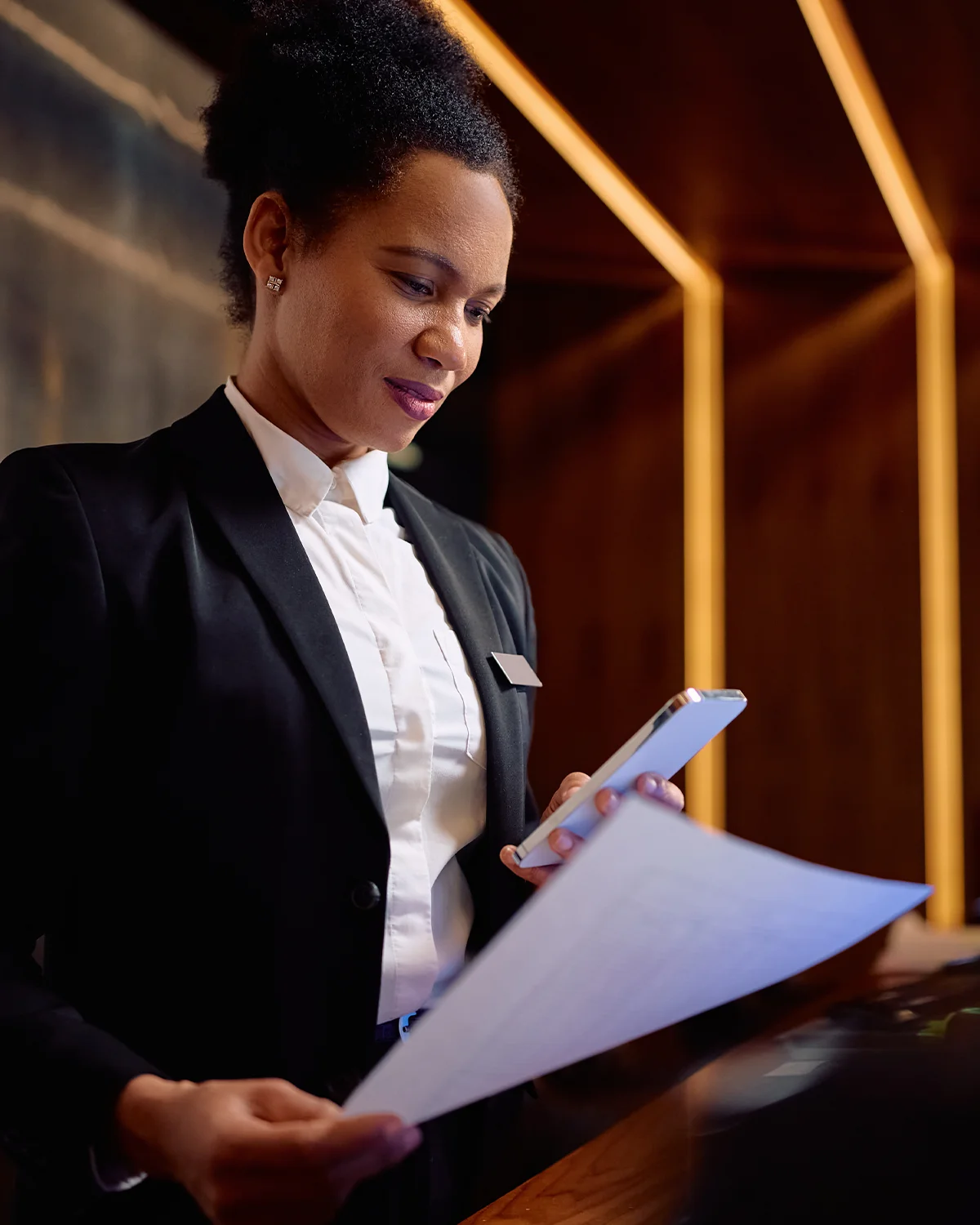Gerente geral de hotel acompanhando prioridades da operação