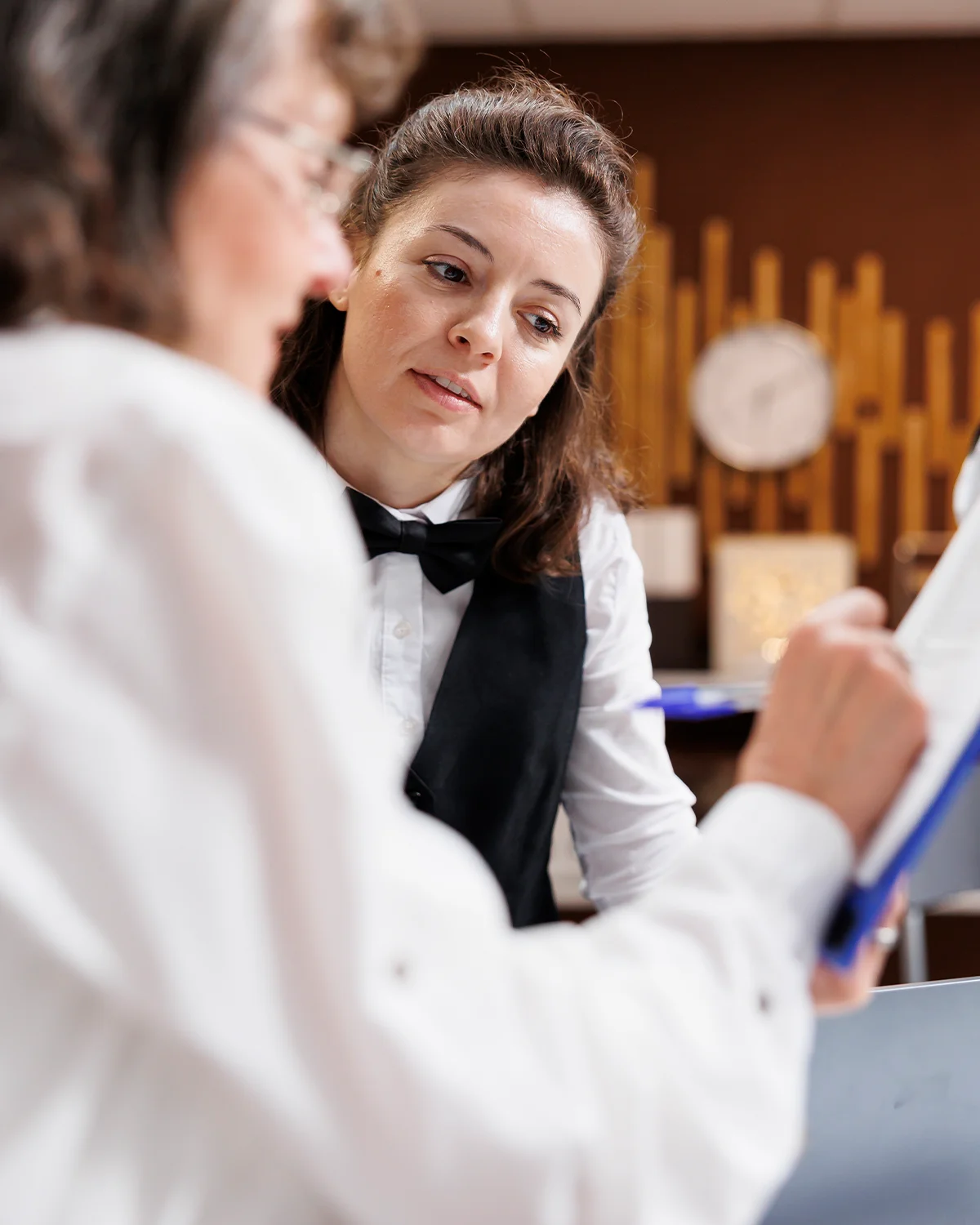 Gestor de hotel conferindo licenças, contratos e checklists obrigatórios