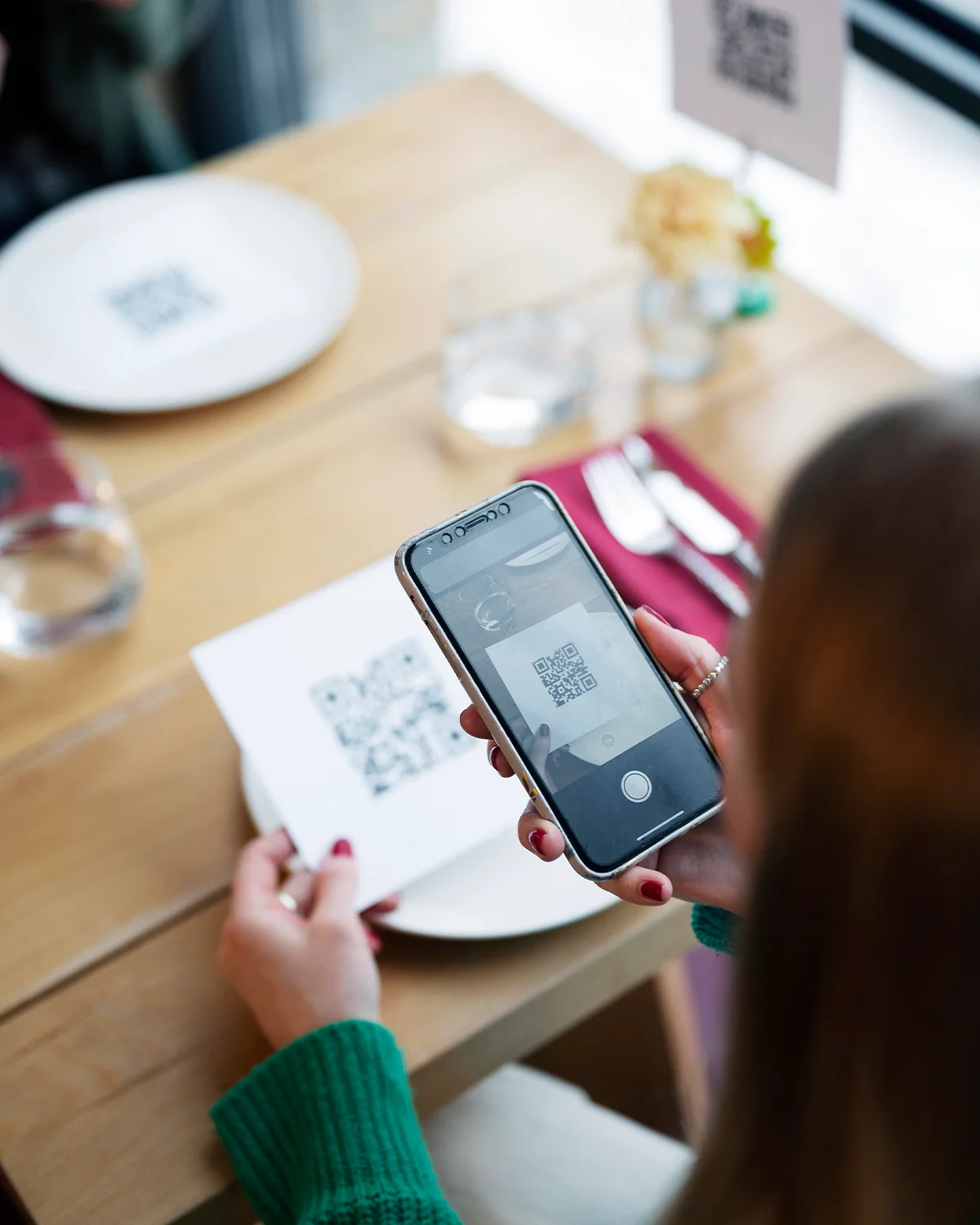 Hóspede respondendo a uma pesquisa de experiência por QR code