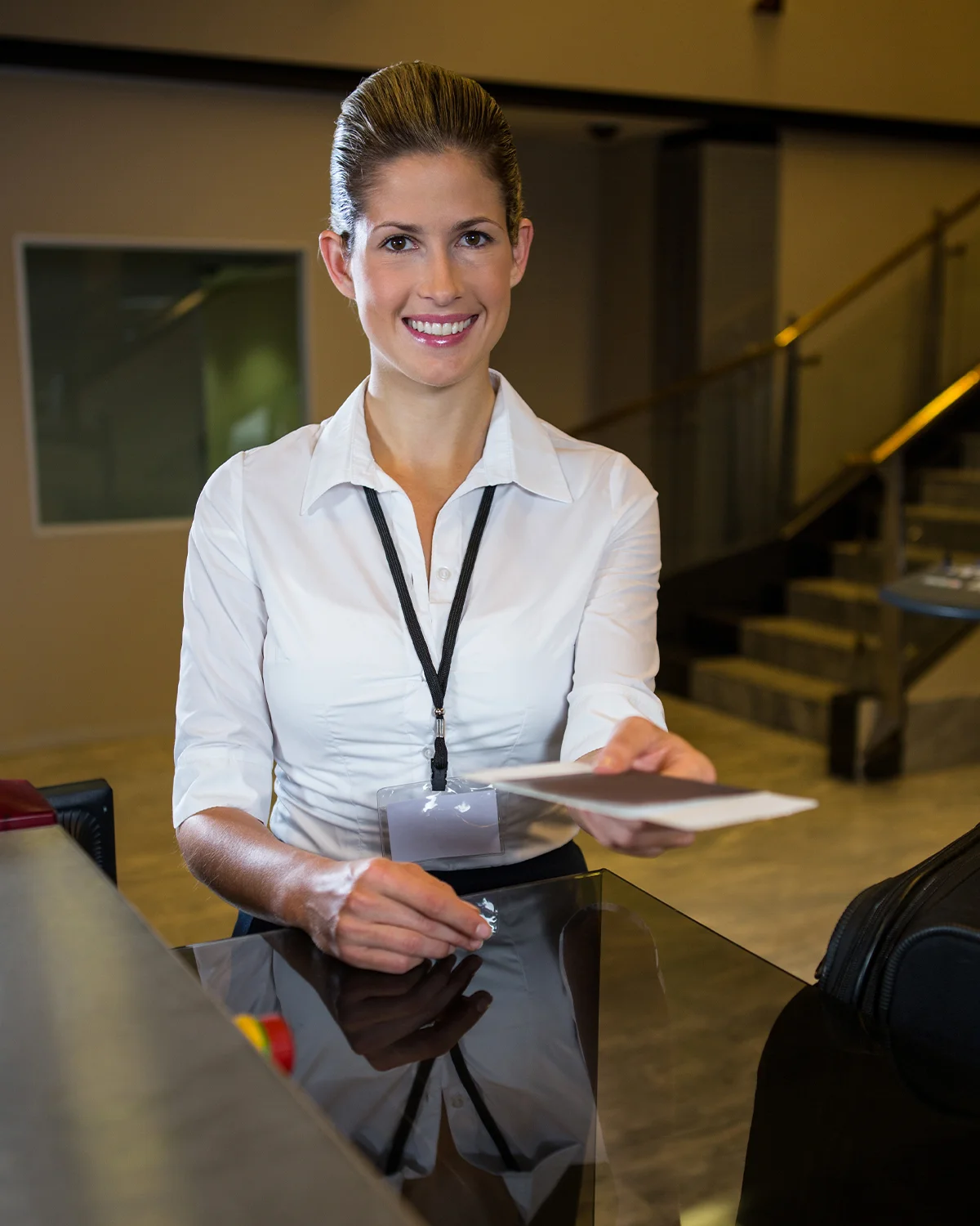 Recepcionista de hotel consultando a situação dos quartos